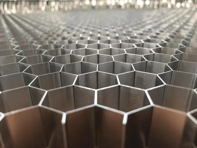 鋁蜂窩板，讓現(xiàn)代建筑更具科技感！-吉祥裝飾